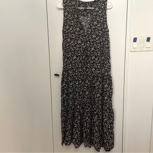 Sleeveless floral dress, midi length, tiered